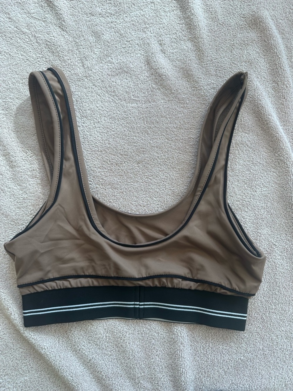 ALO Yoga Heartthrob bra with Black Trim